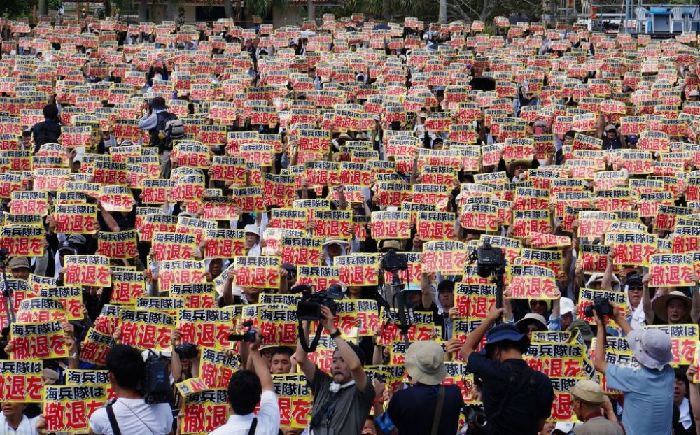 冲绳民众抗议驻日美军基地搬迁　怒闯施工现场