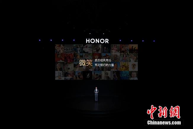 荣耀CEO赵明在2021荣耀周年庆上发表《与朋友 共未来》的主题演讲。