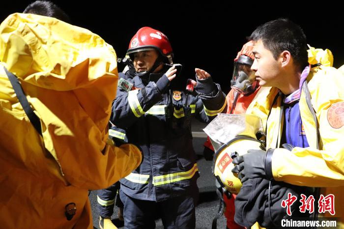 图为救援人员研究救援方案。　海西州消防救援支队供图