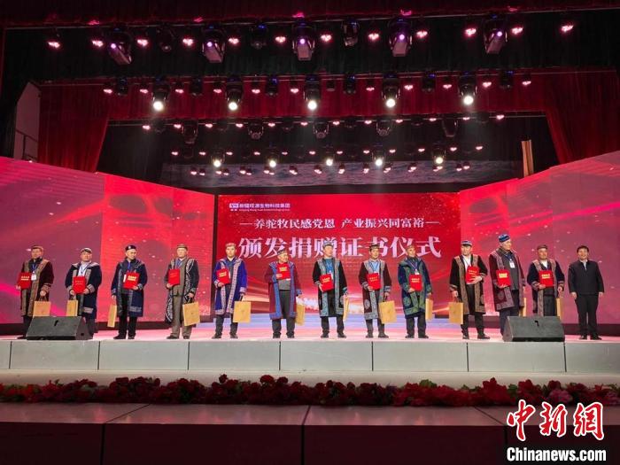 阿勒泰地区牧民靠企业的帮扶走上了致富道路。 郭静琨 摄 阿勒泰地区牧民靠企业的帮扶走上了致富道路。 郭静琨 摄