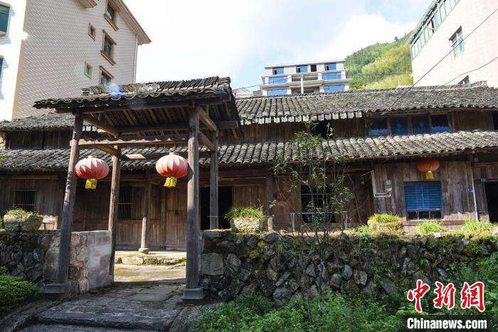 尚仁村在旧村改造中特地保留一间老宅作为“乡愁馆”。　范宇斌 摄