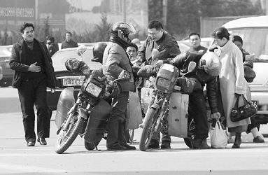 多重因素滋养“黑摩的” 打击的同时要满足百姓出行需求