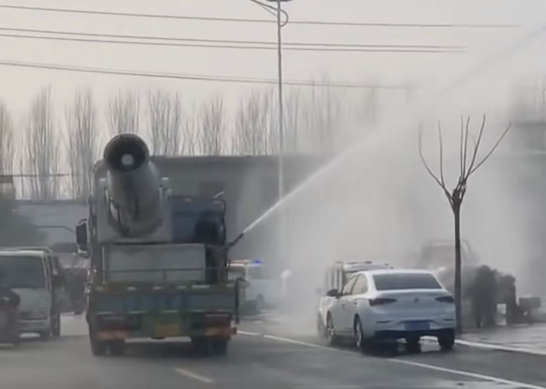 用洒水车驱赶商贩“小微权力”也须防任性