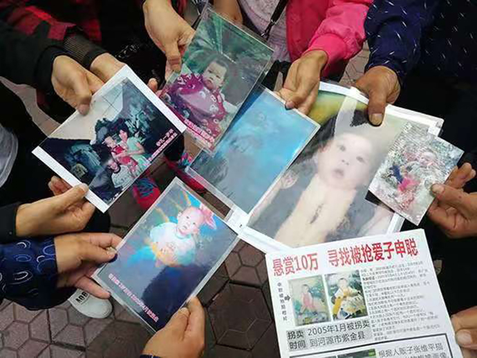 此案部分被害人家长出示被拐儿童当年的照片。本文图片均为澎湃新闻记者朱远祥资料图
