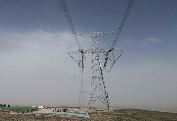 宁夏首条220千伏高压电力电缆入沟敷设完成