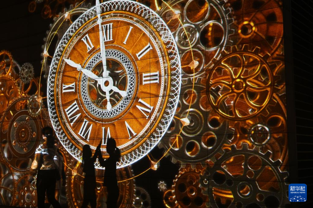 新加坡滨海湾举行灯光投影秀