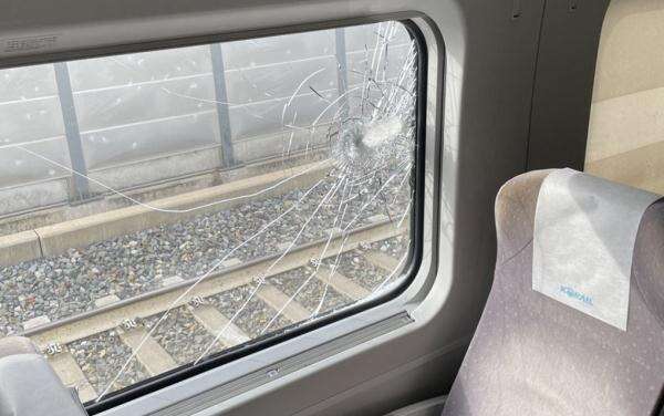 韩国发生高铁脱轨事故 现场曝光：车窗破碎 至少7人受伤