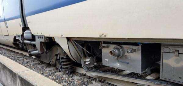 韩国发生高铁脱轨事故现场曝光：车窗破碎至少7人受伤