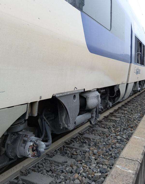 韩国发生高铁脱轨事故现场曝光：车窗破碎至少7人受伤