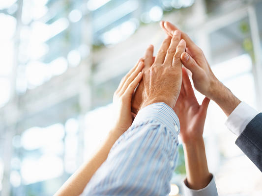 年终奖不能用实物及有价证券代替