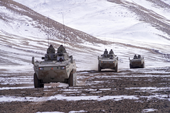新疆军区某师高原腹地演练合成战术