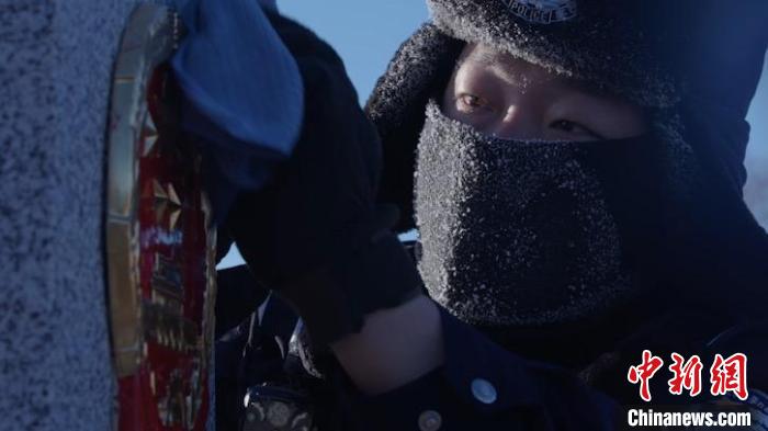 图为恩和哈达边境派出所的9名民警踏雪巡边。 刘维明 摄 图为恩和哈达边境派出所的9名民警踏雪巡边。 刘维明 摄
