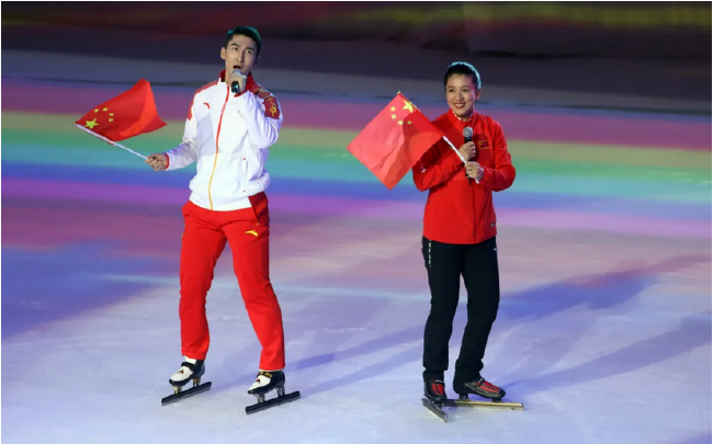 ▲2018年12月6日，上海，武大靖（左）和杨扬出席全国大众冰雪季启动仪式 图/视觉中国
