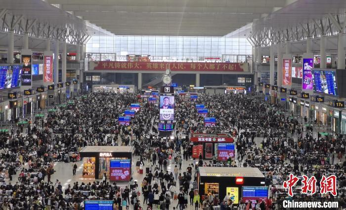 资料图:上海虹桥站候车大厅内,旅客们在有序候车。 王程伟 摄 资料图:上海虹桥站候车大厅内,旅客们在有序候车。 王程伟 摄