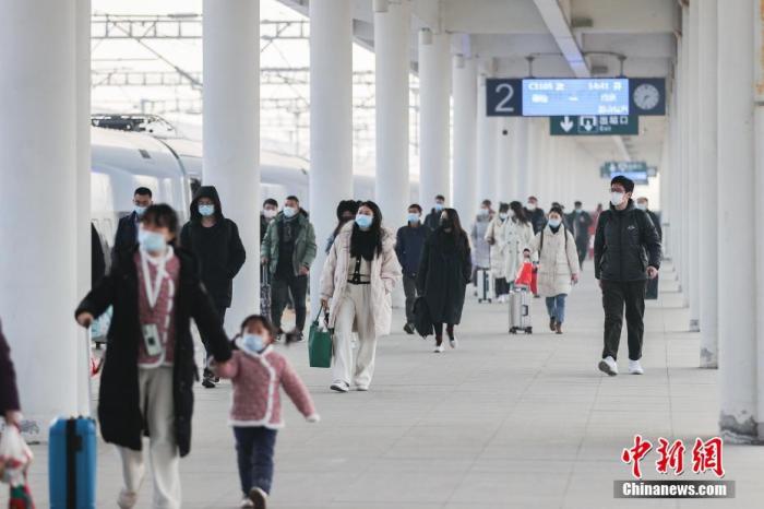 资料图:旅客在江苏连云港市赣榆火车站进站乘车。 <a target='_blank' data-cke-saved-href='/' href='/'>中新社</a>发 司伟 摄 图片来源:CNSPHOTO 资料图:旅客在江苏连云港市赣榆火车站进站乘车。 <a target='_blank' data-cke-saved-href='/' href='/'>中新社</a>发 司伟 摄 图片来源:CNSPHOTO