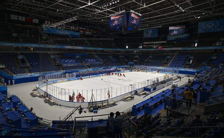 国家体育馆转换冬奥冰场 中国男子冰球队紧张备战