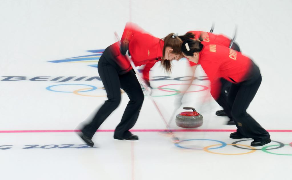 北京冬奥会女子冰壶循环赛中国队8：4战胜英国队