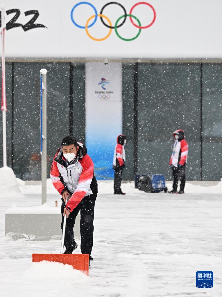 雪中最美的风景！冬奥志愿者雪中坚守岗位