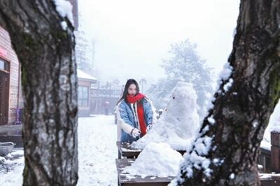 3复平镇黑天池景区，游客在堆雪人。通讯员 熊伟 摄