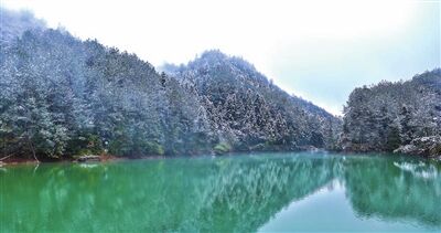 1复平镇黑天池景区，碧绿的湖水与白雪皑皑的山林交相辉映，宛如冰雪世界。通讯员 熊伟 摄