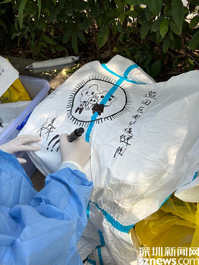 “背”感温暖!盐田医护人员画了一件最萌防护服