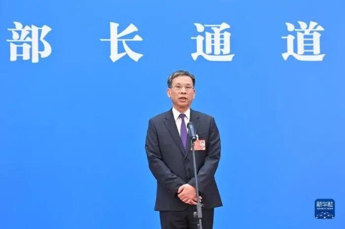 财政部部长刘昆通过网络视频方式接受采访。新华社记者 李鑫 摄 财政部部长刘昆通过网络视频方式接受采访。新华社记者 李鑫 摄