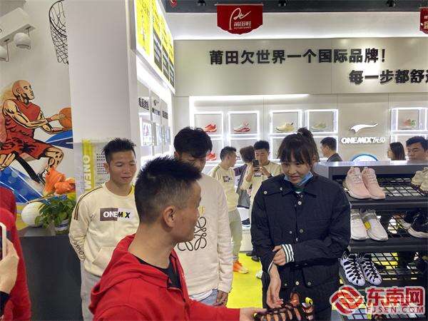 中国女足队员到访莆田 参观体验莆田鞋