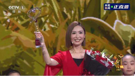 讲述内地扶贫的TVB《无穷之路》主持人陈贝儿，荣获《感动中国》年度人物
