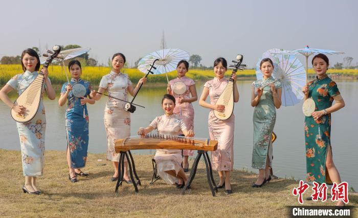 四川一高校老师油菜花海秀旗袍。　天府新区航空旅游职业学院供图