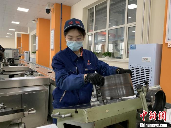 图为徐梓航利用D901检测仪测量轴承外圈外径。 何旭 摄 图为徐梓航利用D901检测仪测量轴承外圈外径。 何旭 摄