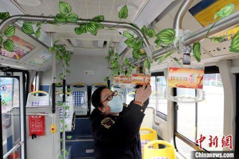 宁波38路公交车的“三八”浪漫:赠人鲜花手有余香