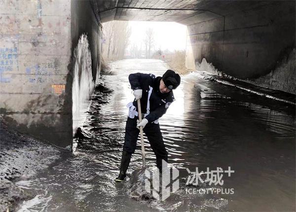 哈尔滨:交警夫妇涵洞清积冰