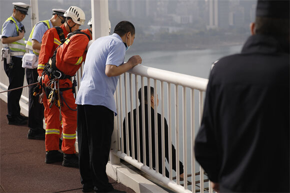 “生命只有一次啊！”男子不满老板欲跳桥 消防员民警联手成功救人