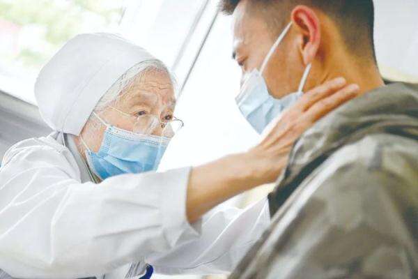 90岁高龄的她，每次听诊都为患者焐热听诊器