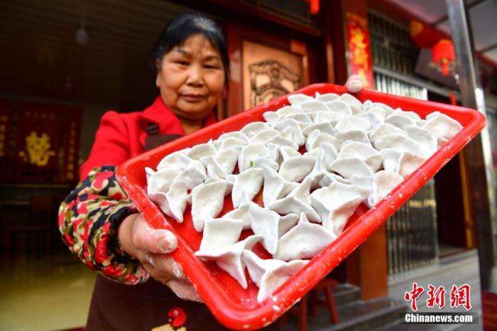 俞邦村村民展示手工制作的当地小吃芋饺。沙县小吃品种繁多，有记载的就有200多种。 张斌 摄
