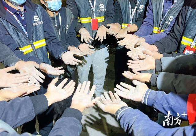 深圳特区建工集团一线工人的双手。