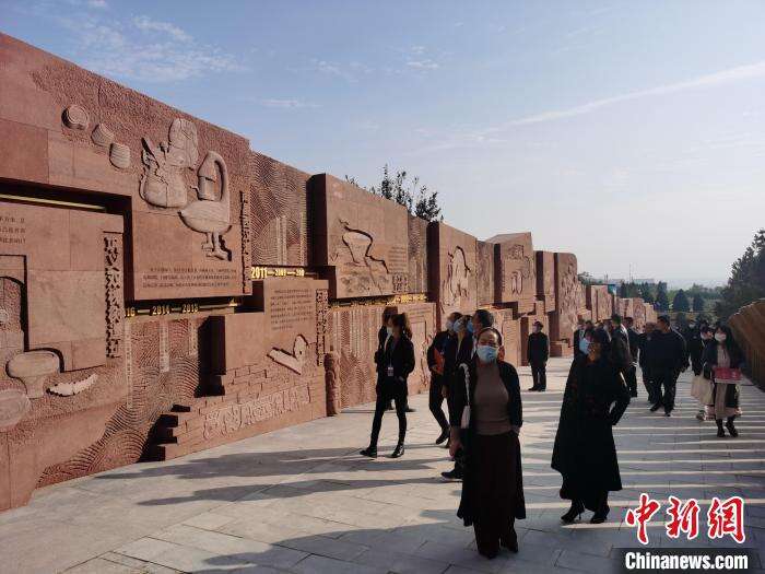 民众走进三门峡仰韶村国家考古遗址公园。　刘鹏摄