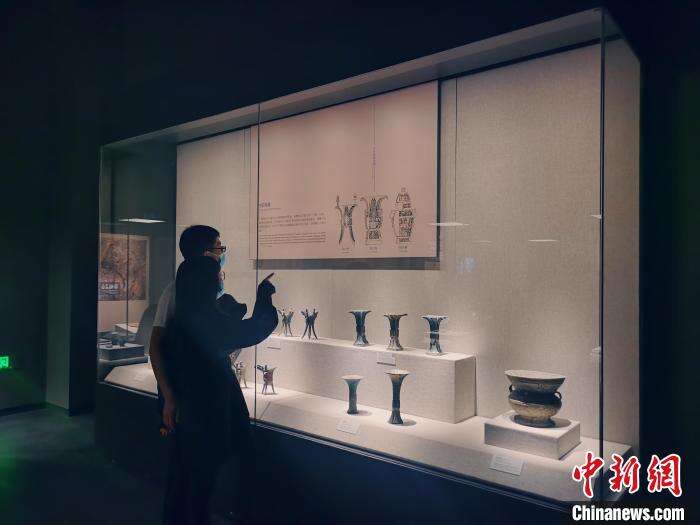 民众在河南博物院参观文物。　刘鹏摄