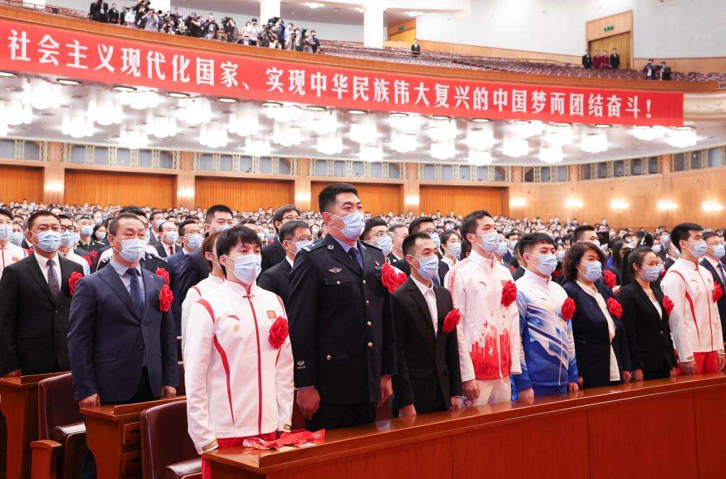这些北京冬奥组委的幕后英雄，戴上了鲜艳的大红花