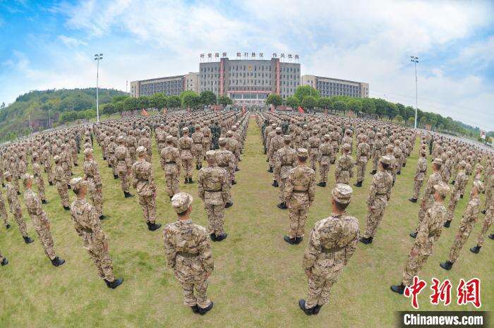 21式军装抢眼 重庆武警总队春季入伍新兵开训