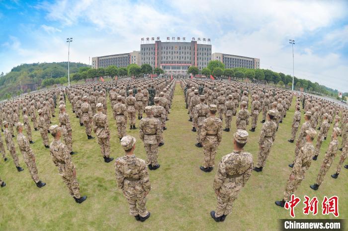 21式军装抢眼 重庆武警总队春季入伍新兵开训