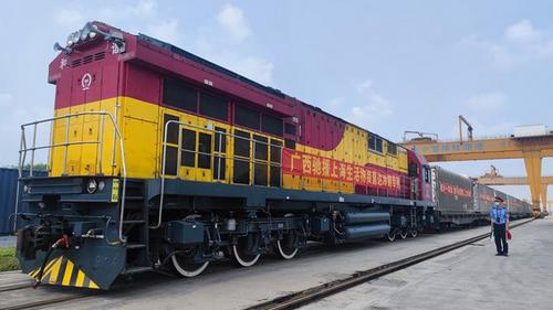 4万份农产品装车！广西开行援沪物资专列