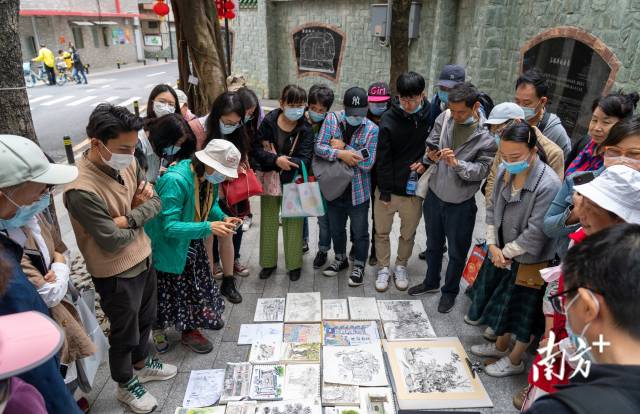 画聚结束后,画友们一起交流。南方日报记者 姚志豪 摄