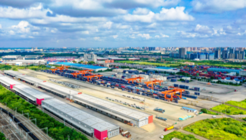 成都首发中越跨境直达班列 铁铁联运助力企业双向贸易