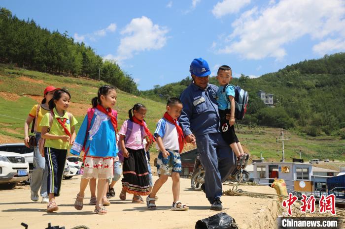 王仲吉：万峰湖畔的守护者 铺就山里娃求学之路