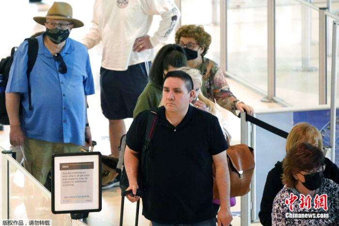 推翻“口罩令”第一天 美国各地机场“有点乱”