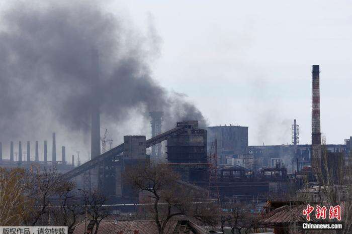 普京刚说不打钢铁厂，美国又宣布大笔军援！