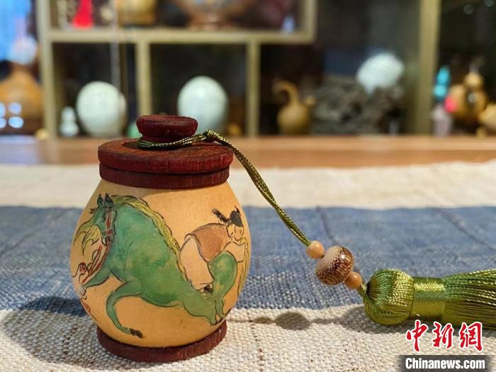 图为阮熙越将“绿马”等社会热点创新融入刻葫芦，制作出茶叶罐，增加其实用价值。(资料图) 阮熙越供图