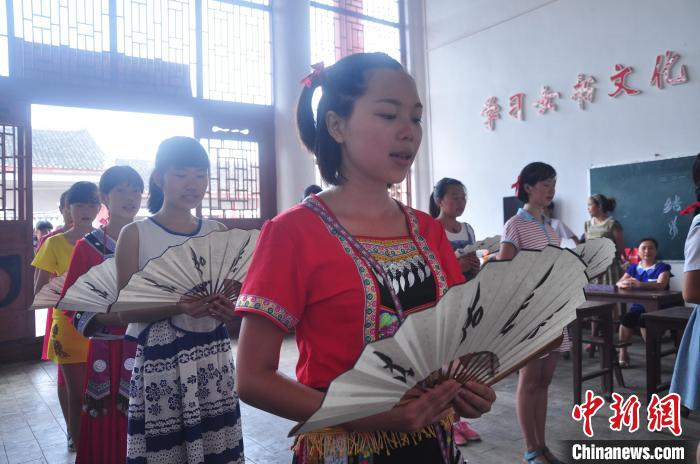 女学生正在江永江永女书生态博物馆吟唱女书。　江永县委宣传部供图