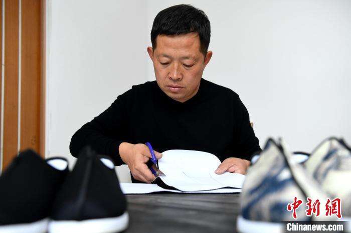 河北阜城百年手工布鞋带动逾500名村民增收 年销售10万余双